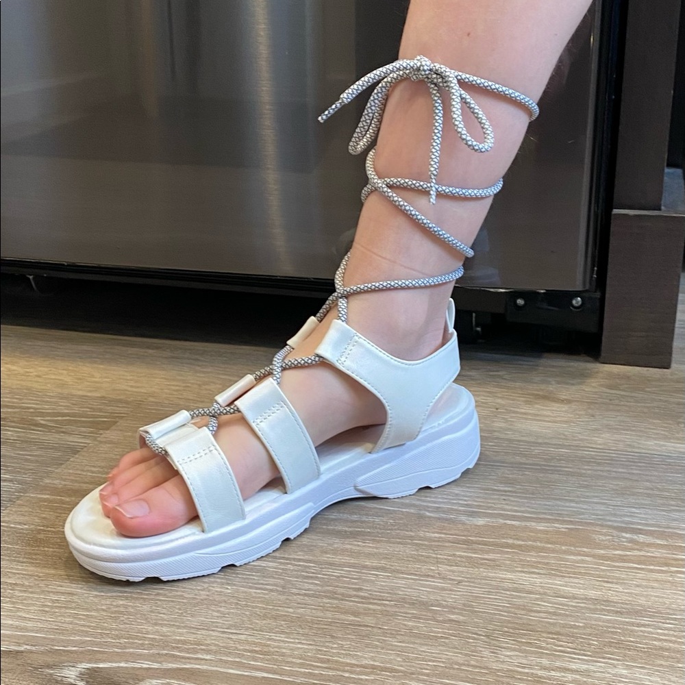 NEW Women’s Size 8 1/2 White Calf High Tie Sandals